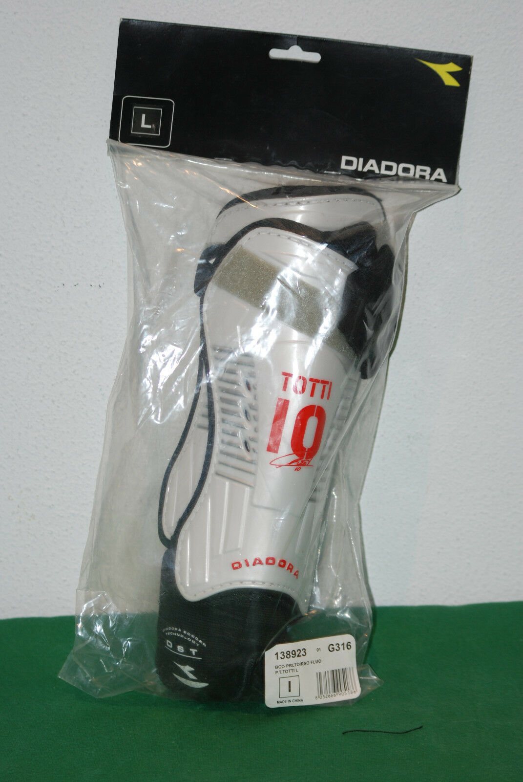 vintage diadora FRANCESCO TOTTI signed ROMA autographed shin guards parastinchi