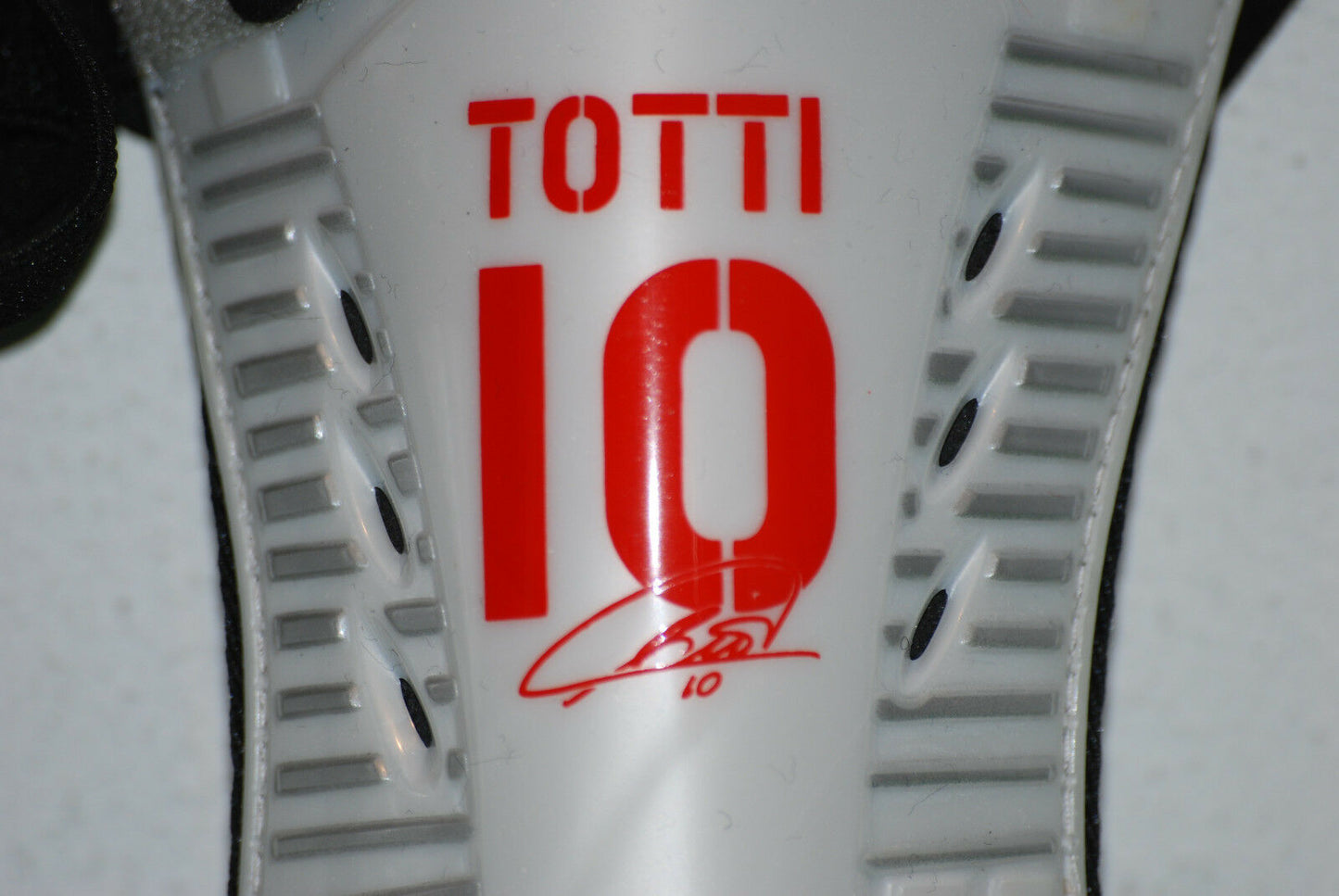 vintage diadora FRANCESCO TOTTI signed ROMA autographed shin guards parastinchi